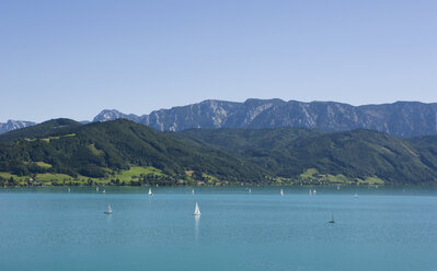 Österreich, Salzkammergut, Boote im Attersee mit Höllengebirge im Hintergrund - WWF001583