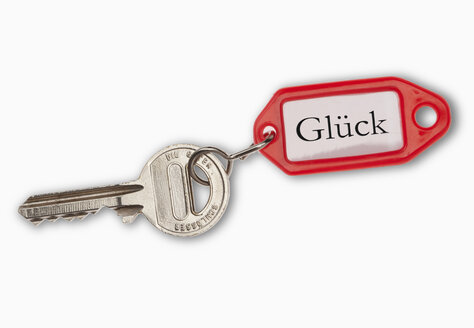 Schlüssel mit Schlüsselanhänger auf weißem Hintergrund - THF001116