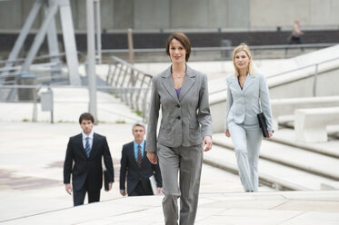 Germany, Hamburg, Businesswoman with business people in background - WESTF015419