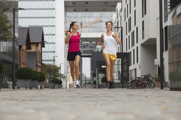 Deutschland, Köln, Junge Frauen beim Joggen - SKF000316