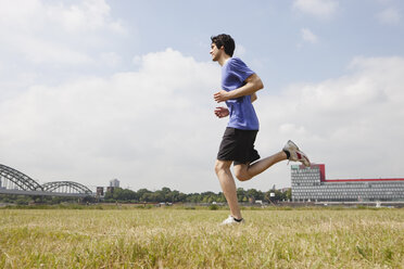 Deutschland, Köln, Junger Mann beim Joggen - SKF000318