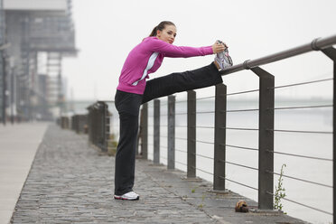 Deutschland, Köln, Junge Frau beim Sport, Porträt - SKF000339