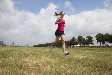 Deutschland, Köln, Junge Frau beim Joggen - SKF000344