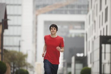 Deutschland, Köln, Junger Mann beim Joggen - SKF000350