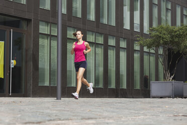 Deutschland, Köln, Junge Frau beim Joggen - SKF000352