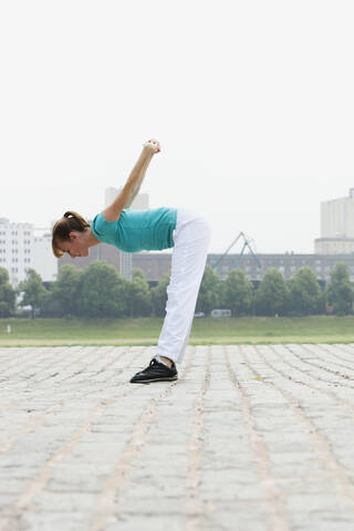 Deutschland, Köln, Junge Frau beim Sport, lizenzfreies Stockfoto