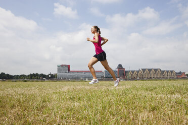 Deutschland, Köln, Junge Frau beim Joggen - SKF000357