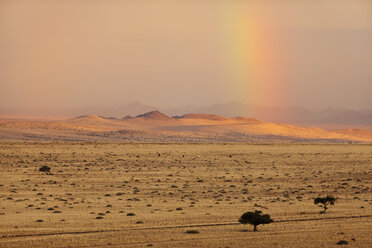 Afrika, Namibia, Namib-Wüste, Blick auf den Regenbogen im Gondwana-Sperrgebiet Rand Park - FOF002345