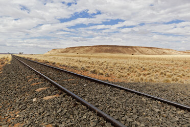 Afrika, Namibia, Namib-Wüste, Blick auf die Eisenbahnlinie durch den Namib-Naukluft-Nationalpark - FOF002347