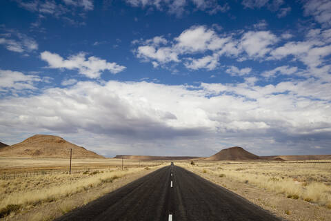 Afrika, Namibia, Namib-Wüste, Blick auf die Straße durch den Namib-Naukluft-Nationalpark, lizenzfreies Stockfoto