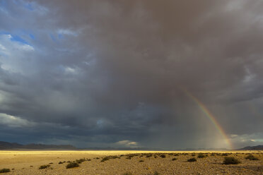 Afrika, Namibia, Namib-Wüste, Blick auf den Regenbogen über dem Namib-Naukluft-Nationalpark - FOF002351