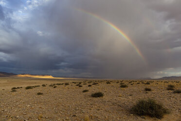 Afrika, Namibia, Namib-Wüste, Blick auf den Regenbogen über dem Namib-Naukluft-Nationalpark - FOF002352