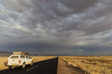 Afrika, Namibia, Namib-Wüste, Landfahrzeug bei der Durchfahrt durch den Namib-Naukluft-Nationalpark - FOF002355