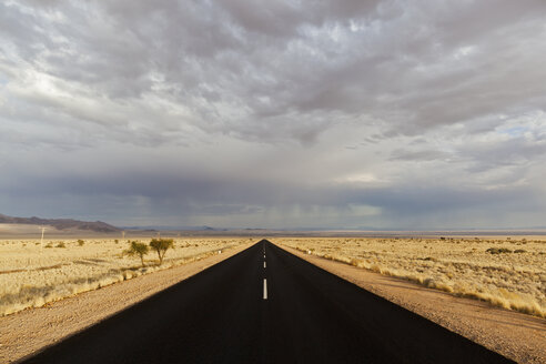 Afrika, Namibia, Namib-Wüste, Blick auf die Straße durch den Namib-Naukluft-Nationalpark - FO002356