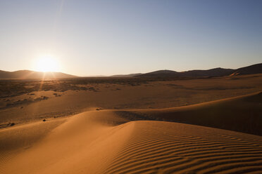 Afrika, Namibia, Namib Naukluft National Park, Blick auf Sanddünen in der Namibwüste - FOF002472