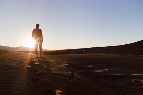 Afrika, Namibia, Namib Naukluft National Park, Mann läuft auf Sand in der Namib Wüste - FOF002473