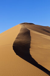 Afrika, Namibia, Namib Naukluft National Park, Wind bläst über Sanddünen in der Namib-Wüste - FOF002436