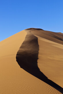 Afrika, Namibia, Namib Naukluft National Park, Wind bläst über Sanddünen in der Namib-Wüste - FOF002436