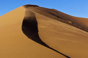 Afrika, Namibia, Namib Naukluft National Park, Wind bläst über Sanddünen in der Namib-Wüste - FOF002437
