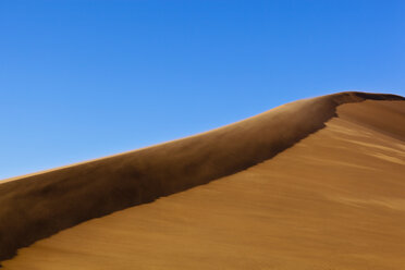 Afrika, Namibia, Namib Naukluft National Park, Wind bläst über Sanddünen in der Namib-Wüste - FOF002438