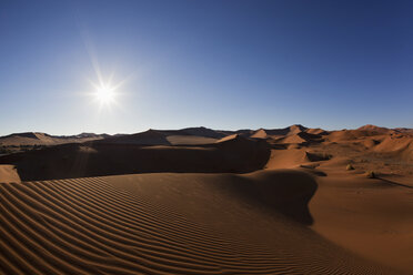 Afrika, Namibia, Namib Naukluft National Park, Blick auf Sanddünen am Naravlei in der Namibwüste - FOF002441