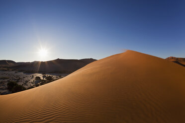 Afrika, Namibia, Namib Naukluft National Park, Wind weht über Sanddünen am Naravlei in der Namib-Wüste - FOF002444