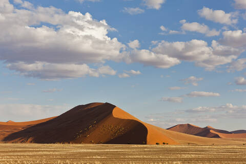 Afrika, Namibia, Namib-Wüste, Blick auf Sanddünen im Namib-Naukluft-Nationalpark, lizenzfreies Stockfoto