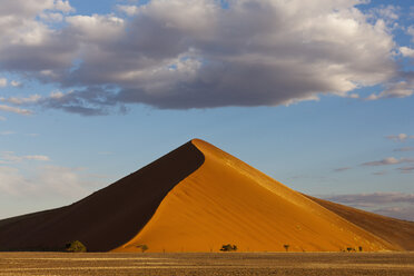 Afrika, Namibia, Namib-Wüste, Blick auf Sanddünen im Namib-Naukluft-Nationalpark - FOF002374