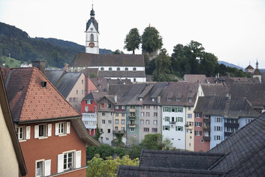 Deutschland, Schweiz, Laufenburg, Blick auf die Stadt mit Berg im Hintergrund - MSF002415