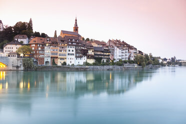 Deutschland, Schweiz, Laufenburg, Blick auf den Rhein mit Stadt in der Abenddämmerung - MSF002419