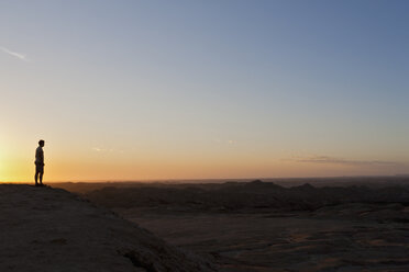 Afrika, Namibia, Namib-Wüste, Swakopmund, Älterer Mann blickt auf die Mondlandschaft am Welwitschia Drive - FOF002413