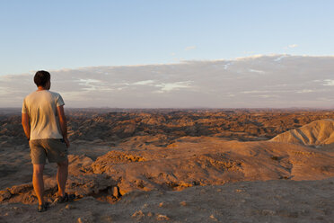 Afrika, Namibia, Namib-Wüste, Swakopmund, Älterer Mann blickt auf die Mondlandschaft am Welwitschia Drive - FOF002414