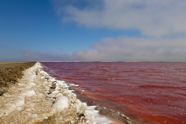 Afrika, Namibia, Namib-Wüste, Atlantischer Ozean, Blick auf die Saline bei Walvis Bay - FOF002415