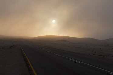 Afrika, Namibia, Namib-Wüste, Swakopmund, Blick auf die neblige Straße in der Morgendämmerung - FOF002417