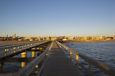 Afrika, Namibia, Namib-Wüste, Swakopmund, Blick auf Steg mit Atlantik - FOF002419