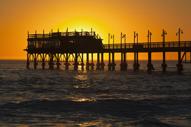 Afrika, Namibia, Namib-Wüste, Swakopmund, Blick auf Steg mit Atlantik bei Sonnenuntergang - FOF002422