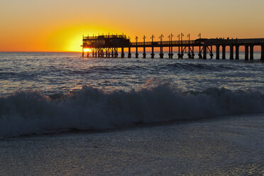 Afrika, Namibia, Namib-Wüste, Swakopmund, Blick auf Steg mit Atlantik bei Sonnenuntergang - FOF002423