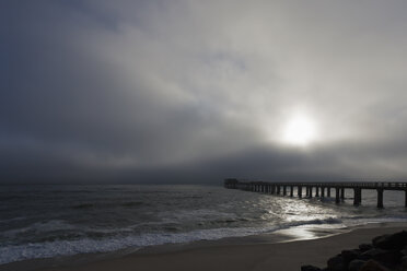 Afrika, Namibia, Namib-Wüste, Swakopmund, Blick auf Steg mit Atlantik bei Sonnenuntergang - FOF002429