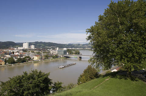 Österreich, Oberösterreich, Linz, Blick auf die Stadt mit der Donau, lizenzfreies Stockfoto