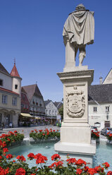Österreich, Oberösterreich, Blick auf Stadtplatz und Pfarrkirche - WWF001611