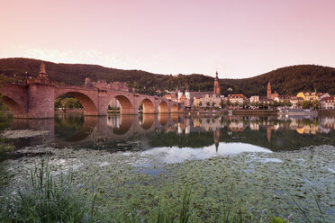 Deutschland, Heidelberg, Blick auf Alte Brücke über den Neckar mit Schloss im Hintergrund - MSF002422
