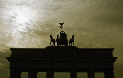 Deutschland, Berlin, Blick auf das Brandenburger Tor in der Abenddämmerung - WVF000048