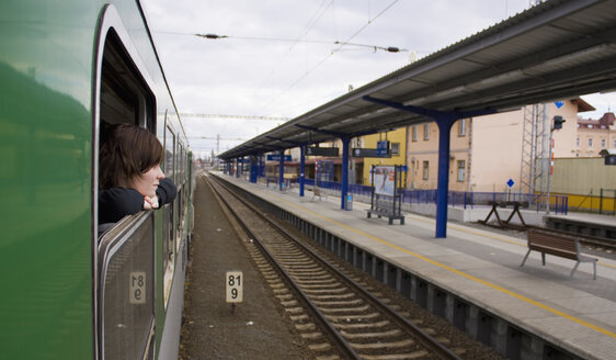 Tschechoslowakei, Junge Frau schaut durch ein Zugfenster - WVF000068