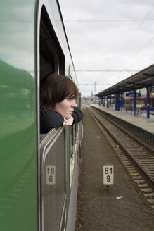 Tschechoslowakei, Junge Frau schaut durch ein Zugfenster - WVF000069
