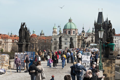 Tschechoslowakei, Prag, Menschen auf der Karlsbrücke - WVF000073
