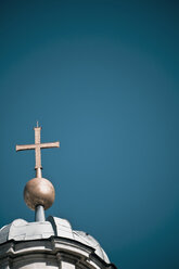 Österreich, Wien, Kirchturm mit Kreuz gegen Himmel - WVF000082