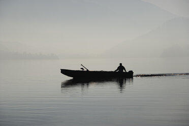 Österreich, Mondsee, Blick auf Fischerboot im See - WWF001680