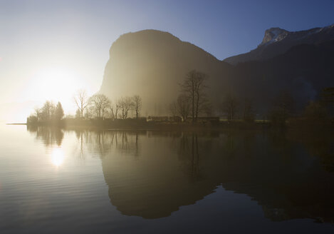 Österreich, Mondsee, Blick auf Sonnenaufgang am See - WWF001675