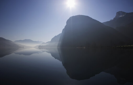 Österreich, Mondsee, Blick auf Sonnenaufgang am See - WWF001674