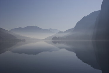 Österreich, Mondsee, Blick auf den nebligen Morgen am See - WWF001673